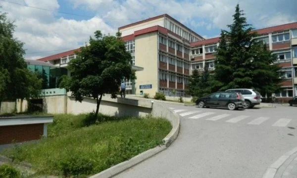 55 pacientë me COVID-19 po trajtohen në Spitalin e Pejës, 12 prej tyre në gjendje të rëndë