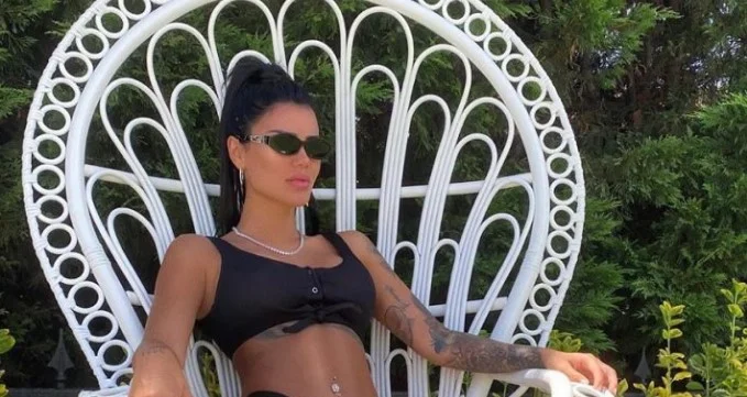 Morena publikon video duke notuar nën ujë, fokusi është te figura e saj trupore