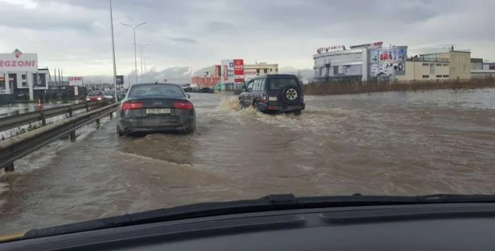 Rruga Ferizaj-Gjilan e tëra në ujë, vështirësohet qarkullimi (Video)