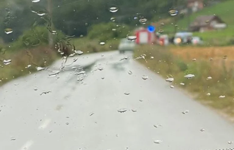 Vetur bie në përrua, lëndohen katër persona në Mramor