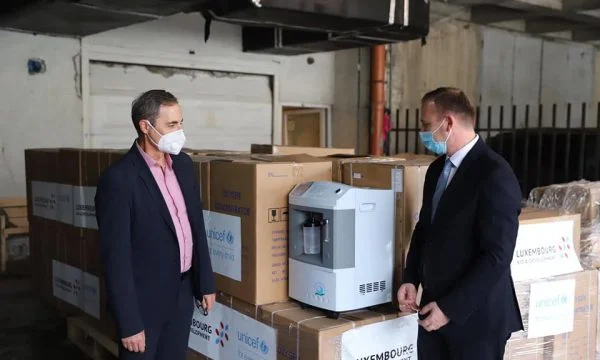Luksemburgu dhe UNICEF dhurojnë 40 pajisje oksigjeno-formuese për Kosovën
