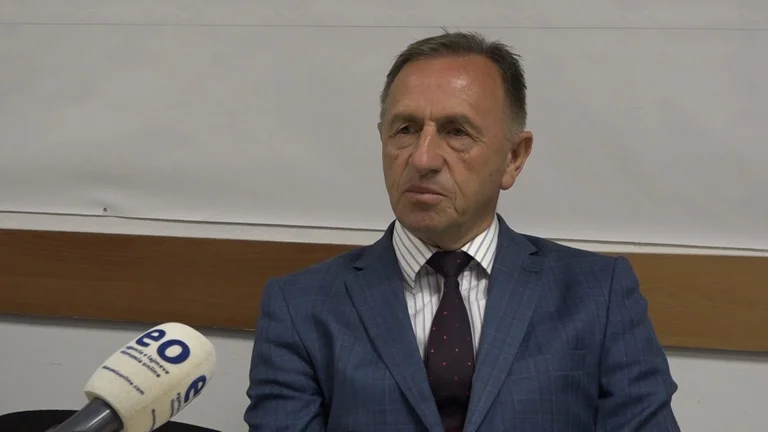 Azemi s’e lut Thaçin ta dekretojë Ligjin për Buxhetin, vonesat i quan pafytyrësi