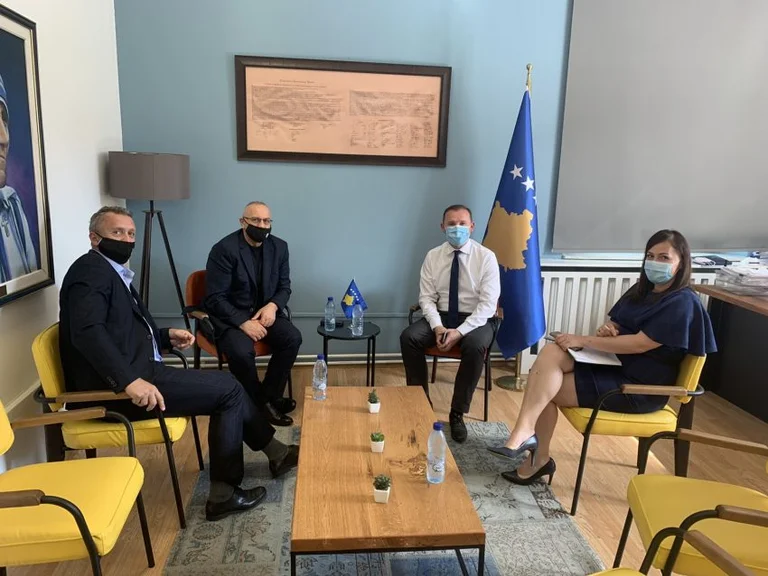 Ministri i Shëndetësisë takohet me Ademin, diskutojnë për fillimin e mundshëm të stërvitjeve