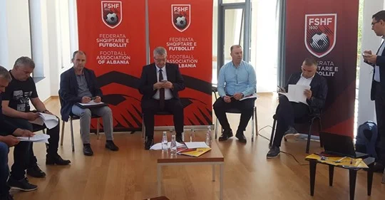 Kaos në futbollin e Shqipërisë, skuadrat do bojktojnë kampionatin: Pa plotësuar këto 4 kushte, s’ka më futboll në Shqipëri