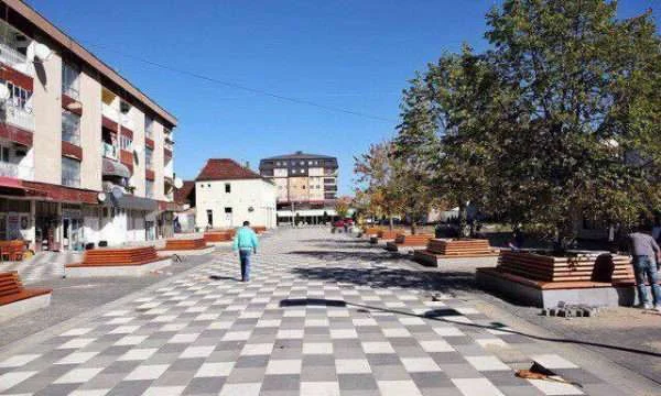 Mbi 100 raste aktive me Covid-19, Lipjani i mbyll sheshin, parqet, shtigjet e ecjeve dhe tregjet