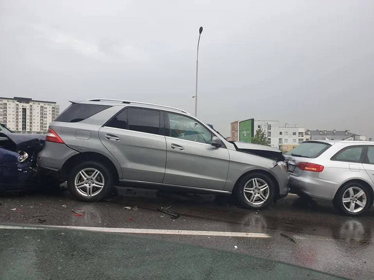 Pesë aksidente në rrugën Ferizaj-Prishtinë, përfshihen 15 automjete e 12 të lënduar