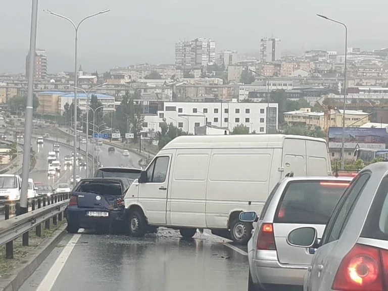 Aksident në ‘Veternik’, përfshihen 4 vetura (FOTO)