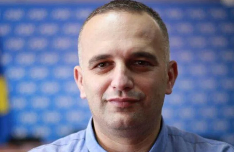 Cakolli: Na duhet parlament dy dhomësh, një për deputetët e pjekur, një për axhami ku do të ishte shumica absolute e VV-së