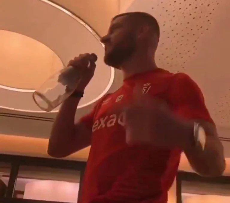 Valon Berisha detyrohet ta këndojë këngën e Justin Bieber në zhveshtore, në sy të tërë skuadrës