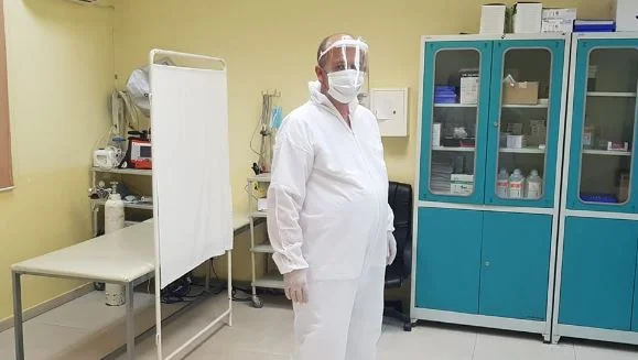 Mjeku kosovar del pozitiv me COVID: U kërkoj falje të gjithë atyre që u infektuan për shkakun tim