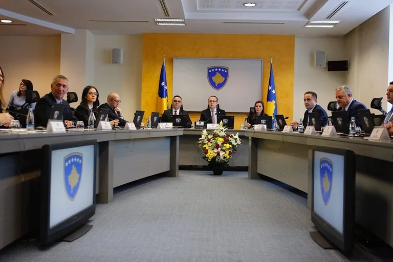 Edhe Hoti me fshesë, shkarkon bordet e 4 ndërmarrjeve publike të emëruara nga Kurti
