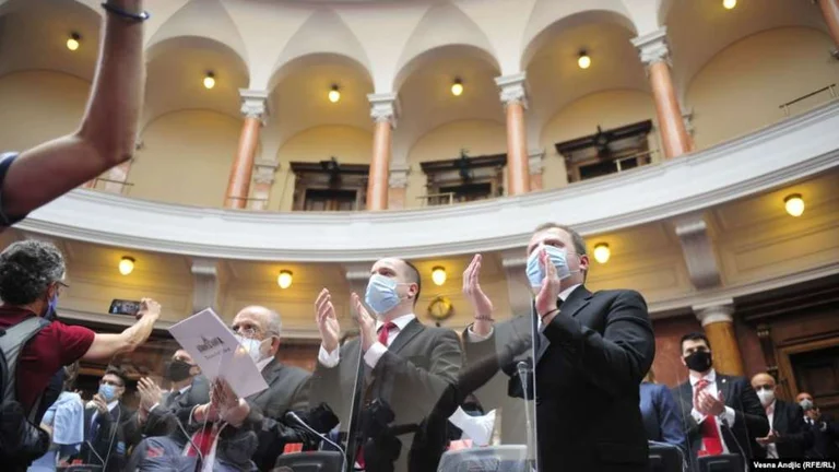 Kuvendi i Serbisë konstituohet mes protestave