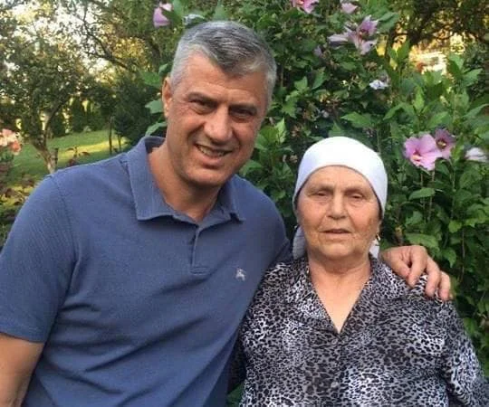 Nëna e Presidentit sot e ka ditëlindjen, kështu e uron djali