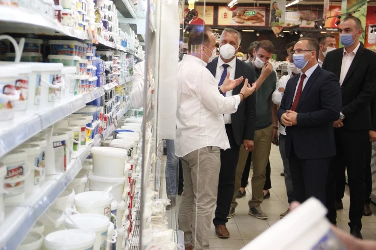 Biznesi në Prishtinë mashtroi konsumatorët me sasinë e djathit që prodhohet në Maqedoninë Veriore