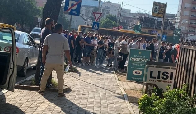 Sërish tollovi para Qendrës për Regjistrim Civil