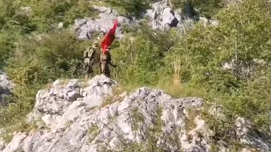 Pamje: Momenti kur ushtria serbe heq flamurin shqiptar që ishte vendosur afër Liqenit të Gazivodës