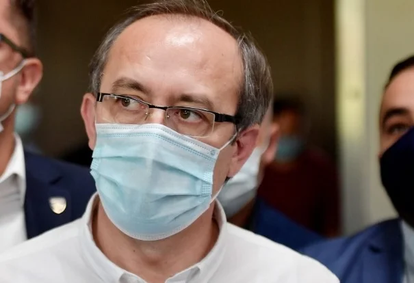 Kryeministri Hoti punon nga shtëpia (Video)