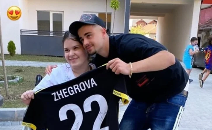 Edon Zhegrova i bën surprizë tifozes me aftësi të kufizuara