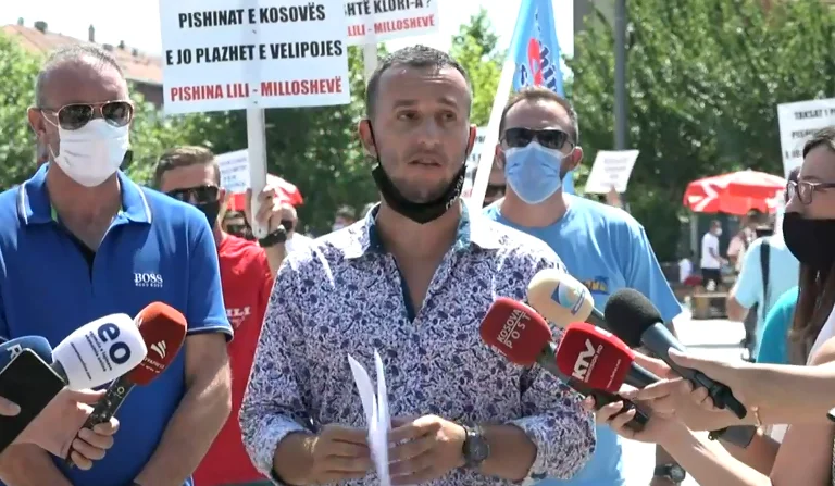 ​Pronarët e pishinave ultimatum Qeverisë: Do të bllokojmë kufirin me Shqipërinë