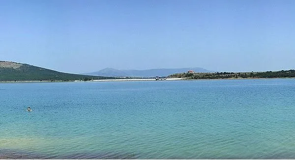 Dëshmitarët tregojnë si e nxorën të riun nga liqeni i Radoniqit, por nuk mbijetoi
