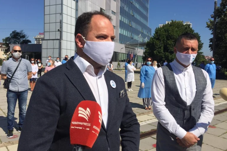 ​Infermierët dhe mamitë dorëzojnë mantelet: Ndërrimi i natës të paguhet 36 euro
