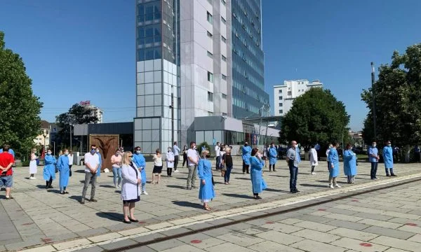 Nis protesta e infermierëve në kohë pandemie, me maska dhe larg njëri-tjetrit