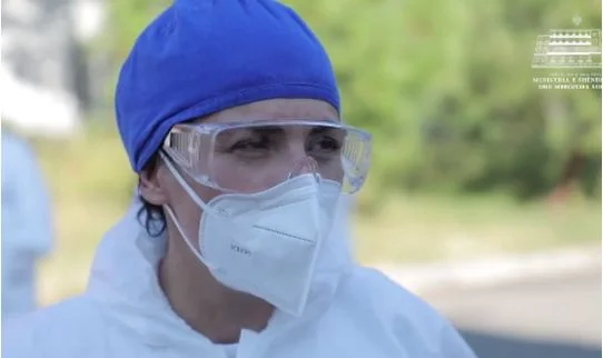 Apeli i mjekes shqiptare: Kujdes, moshat e reja pa sëmundje të tjera janë të rrezikuara nga Covid-19