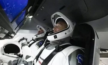 astronautas de la NASA en la cápsula SpaceX regresando a la Tierra