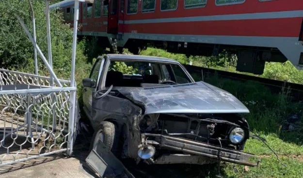 Treni godet veturën në Lutogllavë të Pejës, dy të lënduar