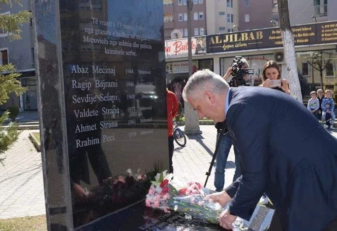 Komuna e Agim Bahtirit përjashtoi nga pllaka përkujtimore romen 5 vjeçe të vrarë bashkë me 6 shqiptarë, vazhdojnë reagimet