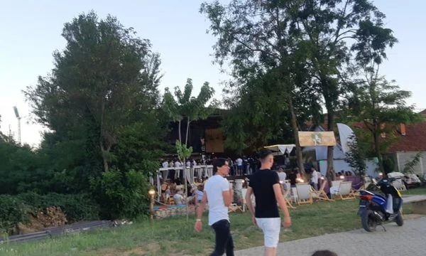 Në Mitrovicë “nuk ekziston” virusi, organizohen festa me ‘Dj’ nëpër kafene afër liqenit