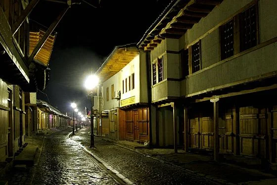 Policia shqipton gjoba edhe për lokalet në “Çarshinë e Gjakovës”