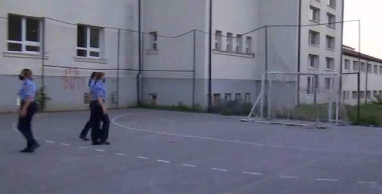 Policia ndërprenë ahengun në shkollën “Gjin Gazulli” në Prishtinë
