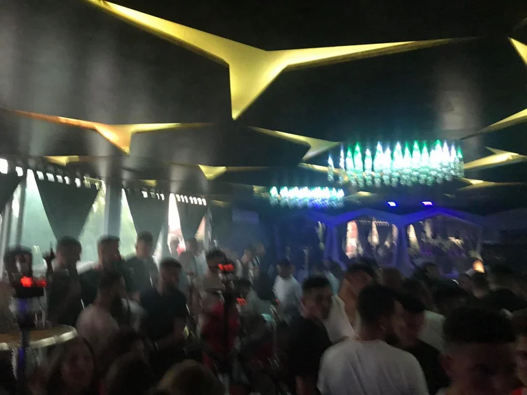 Kështu po “respektohen” masat anti-COVID në një kafene në Podujevë
