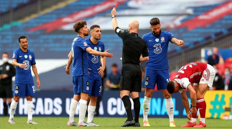 Arsenali fiton FA Cup falë vendimeve të tmerrshme të gjyqtarit