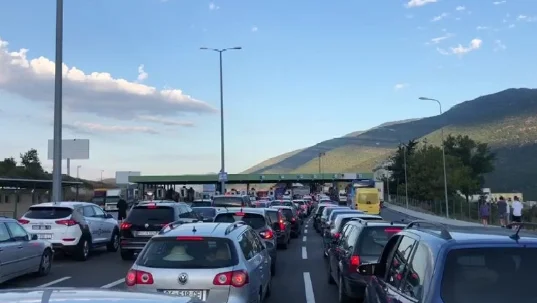 Kosovarët drejt bregdetit shqiptar, mjekët në kufi e kanë të pamundur t’i kontrollojnë të gjithë për Covid-19