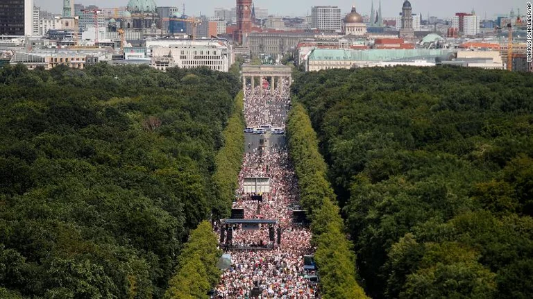 Mijëra gjermanë janë mbledhur në Berlin për të protestuar kundër kufizimeve të COVID-19