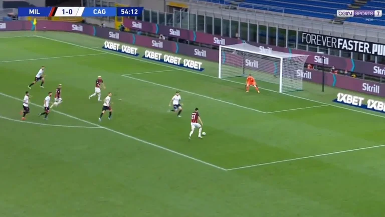 Zlatan Ibrahimovic shënon një gol që vështirë se do të ndalej edhe po të ishin dy portiera