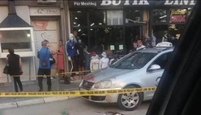 Rrahje në qendër të Mitrovicës, përgjaket rruga dhe vetura