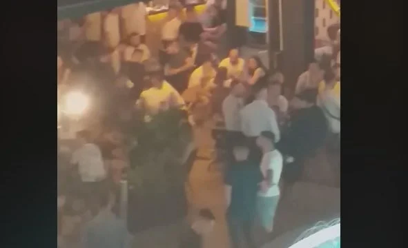 Antivis-19, verpackte Restaurants am Abend sind in Prizren nicht respektiert