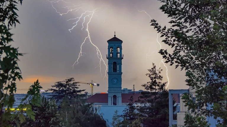 Floods tonight perform spectacular performances in Pristina sky