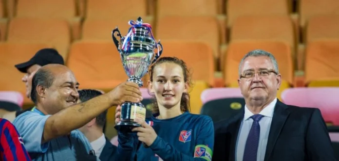 Giocato incinta in finale, portiere albanese eccitato con trofeo vinto