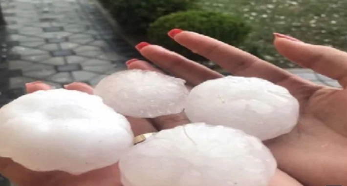 Regenas fällt die Größe des Tennisballs (Video)
