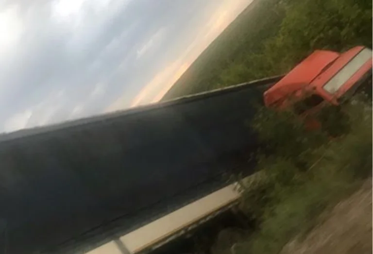 Gjakova, the truck ends at the side of the road (Photo)