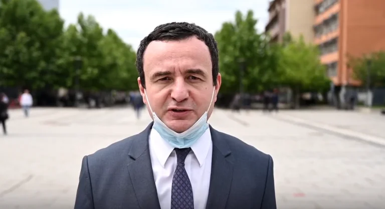 Kurt verführt Bürger des Protests von morgen: Kommen Sie zu friedvollen Versammlungen, Musik und Rede