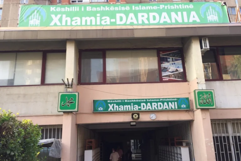 Les croyants ne sont pas autorisés à prier à la mosquée de Dardania, Bajram