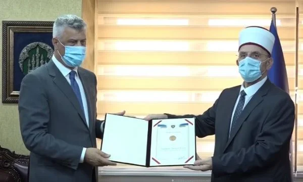 Thaci decora BIKU con la Orden de la Independencia