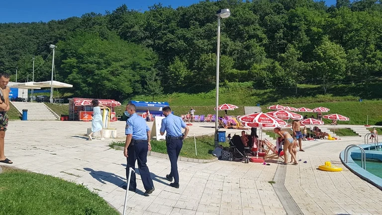 Polizeiland in Germi, Bürger aus dem Pool entfernen