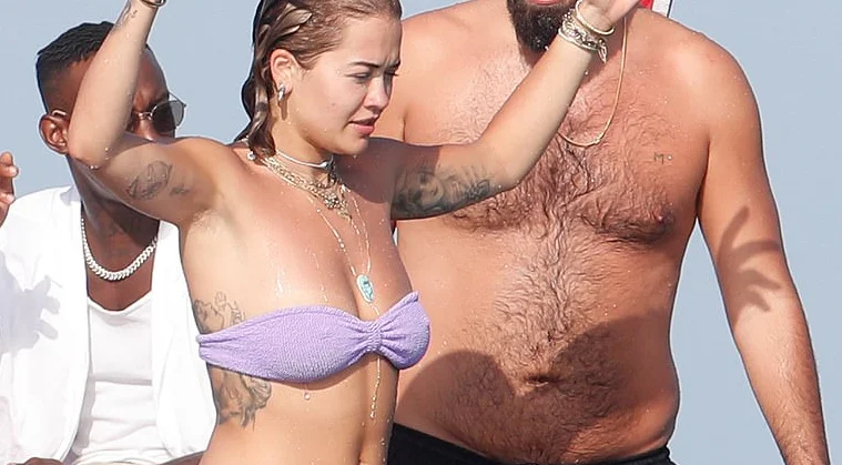 Rita Hora con nuevos amigos y novio se relaja en Ibiza