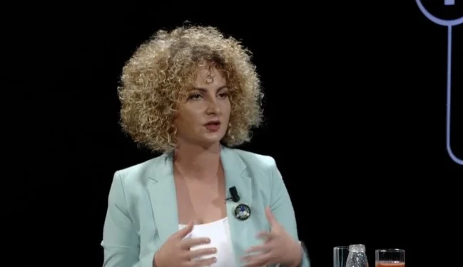 Donika Cadaj d'godet) Premierminister Hoti: Acting Presumptuously